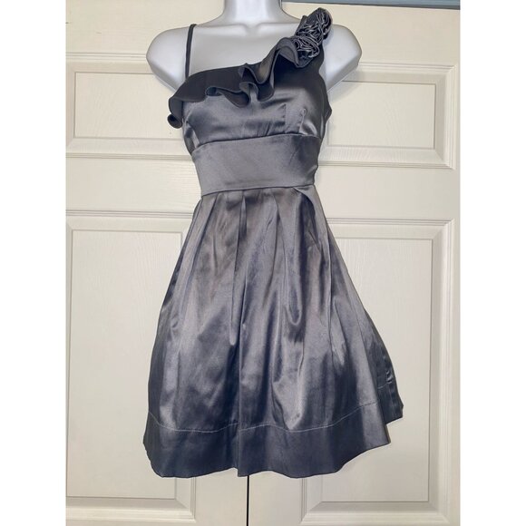 Elegant Gray One-Shoulder Satin Dress With Rosette Detail & Pleated Skirt For Ev - Picture 1 of 6